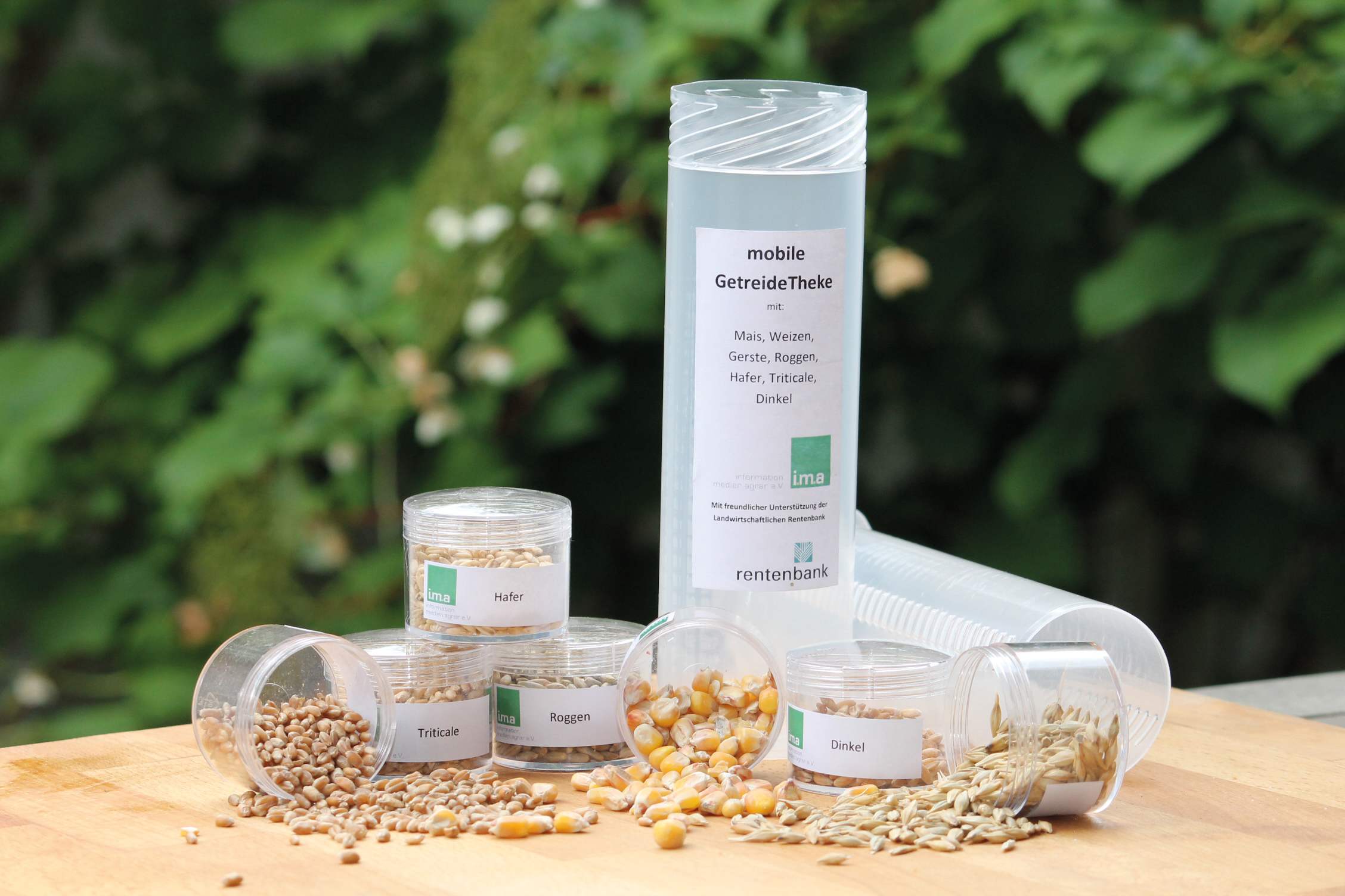 Die „Getreidetheke to go“ : Handliche Döschen mit den Körnern von sieben Getreidearten.