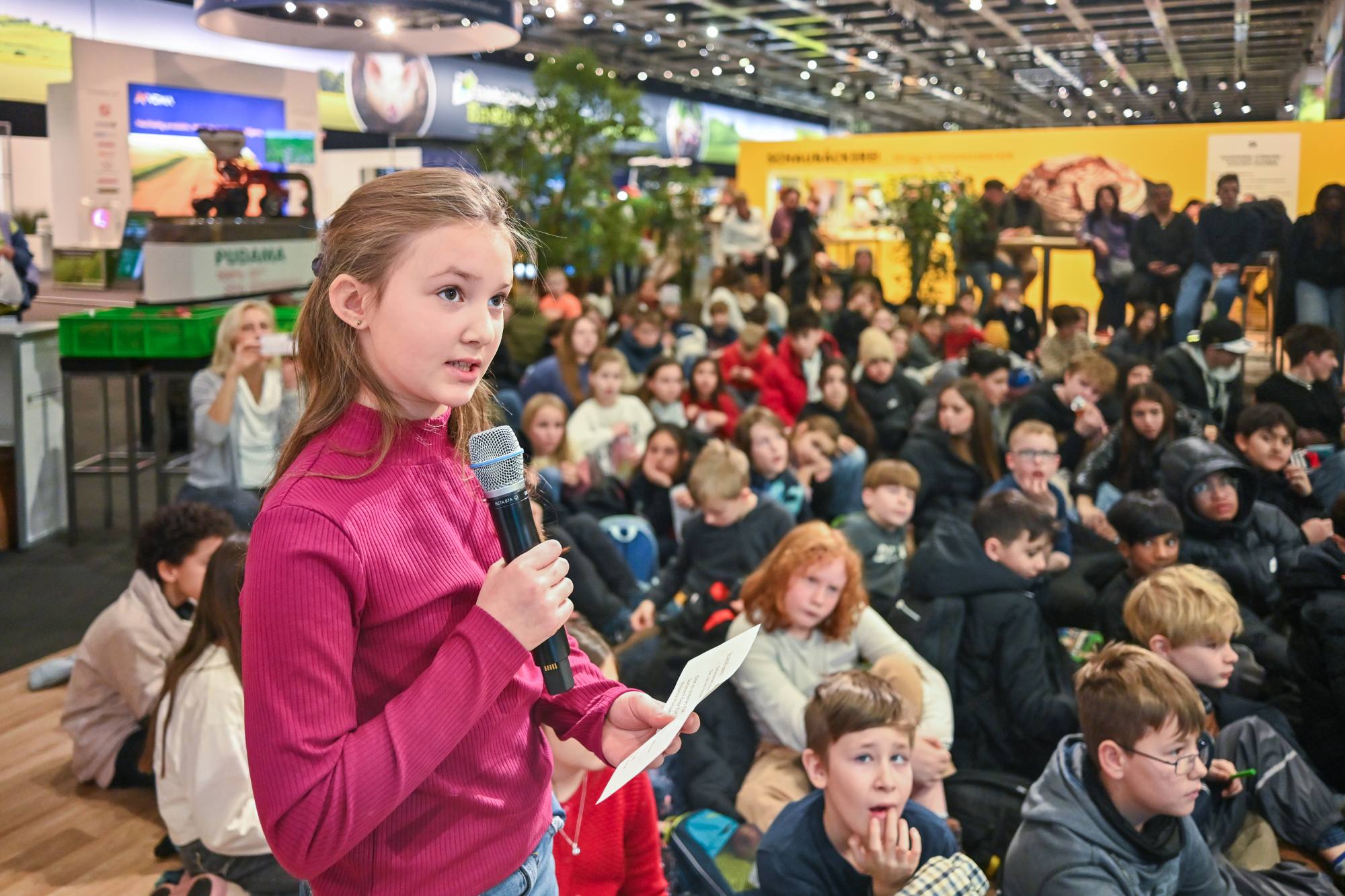 Kleiner Spickzettel: Manche der gut vorbereiteten Fragen wurden vorgelesen (foto: i.m.a e.V./Otto).