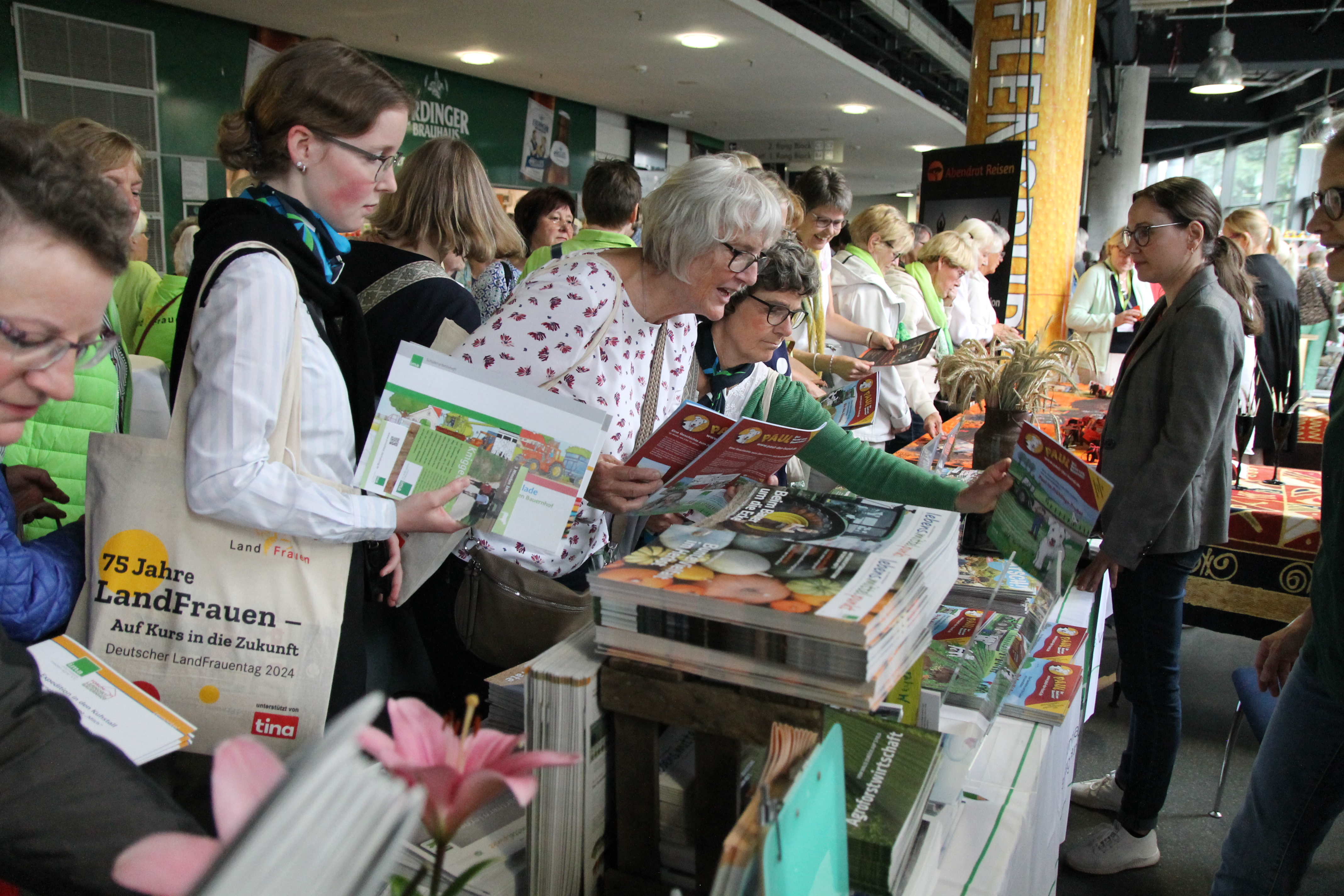 Am i.m.a-Stand auf dem deutschen LandFrauentag in Kiel fanden die Info- und Bildungsmaterialien raschen Absatz.