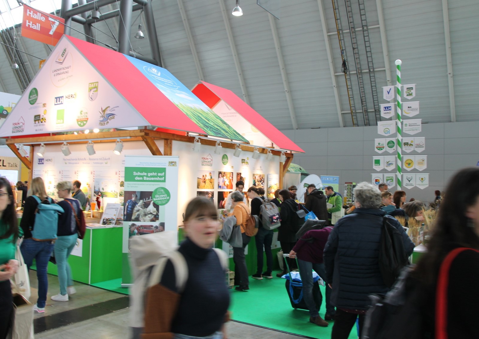 Treffpunkt Gemeinschaftsschau: Rund um den Maibaum der Bildung präsentieren sich die Bildungsangebote.