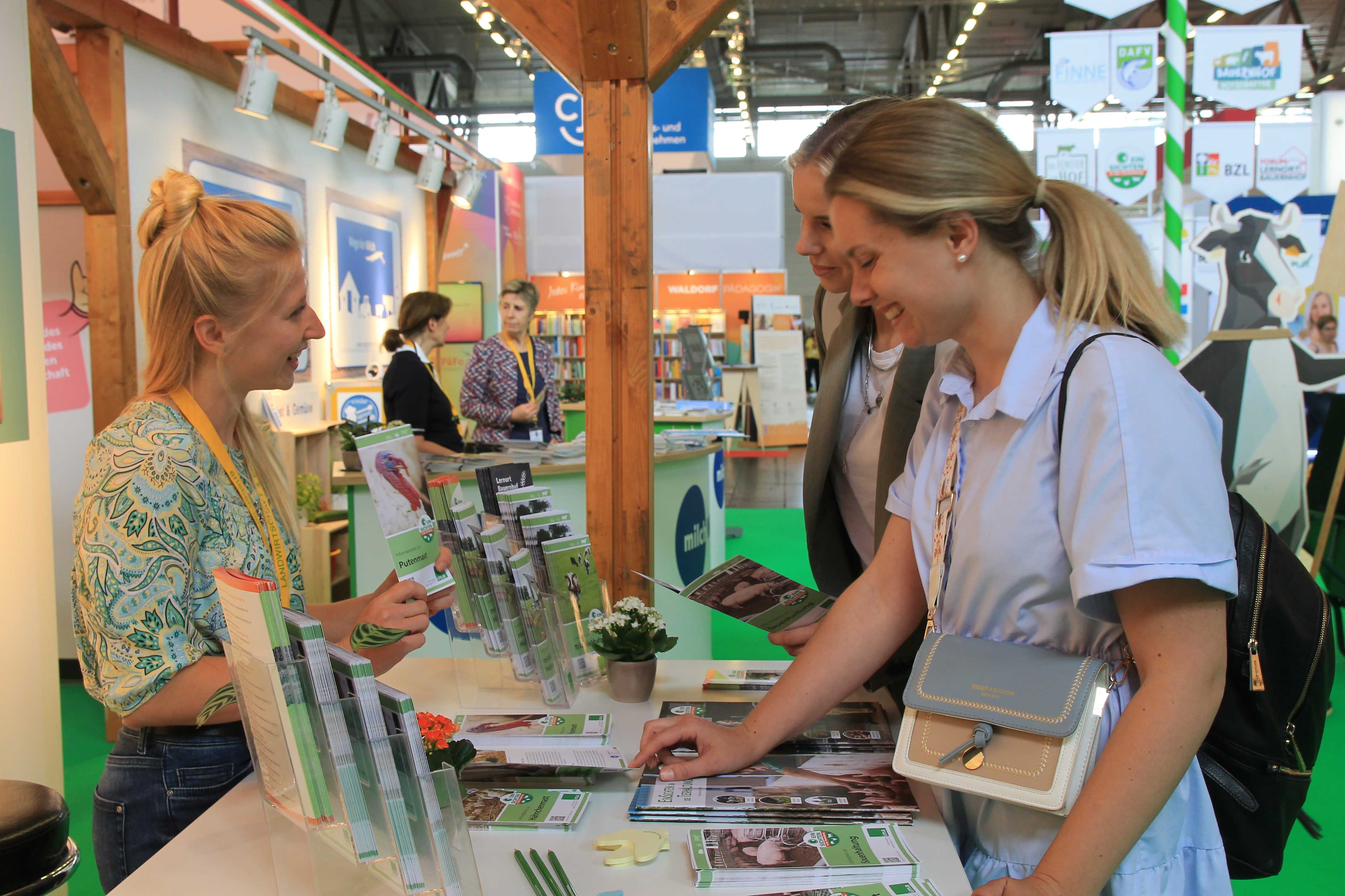 Lehrkräfte im Gespräch am i.m.a-Stand auf der Gemeinschaftsschau