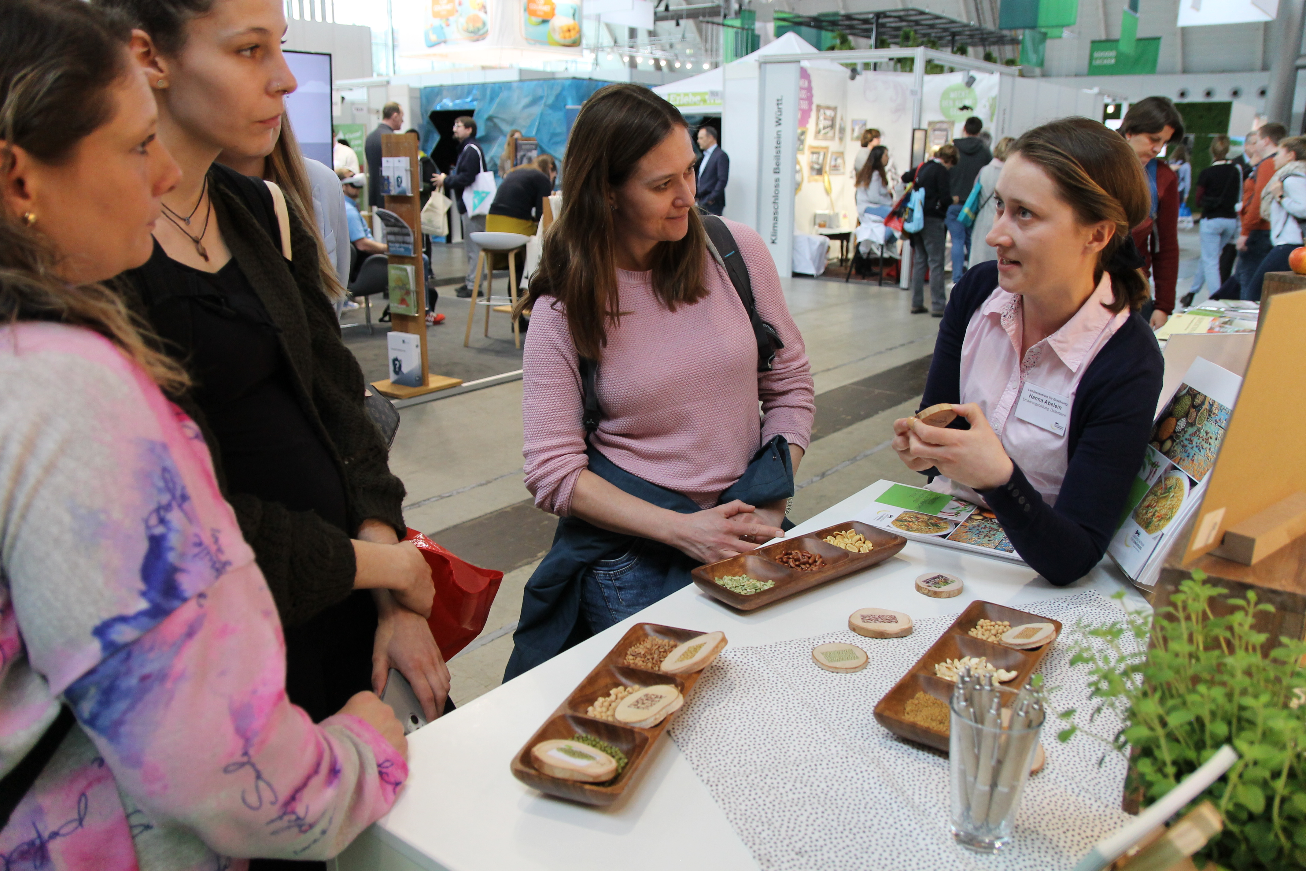 Hülsenfrüchte erkennen und zuordnen: Ein Wissensspiel, über das Ernährungsthemen transportiert werden können.
