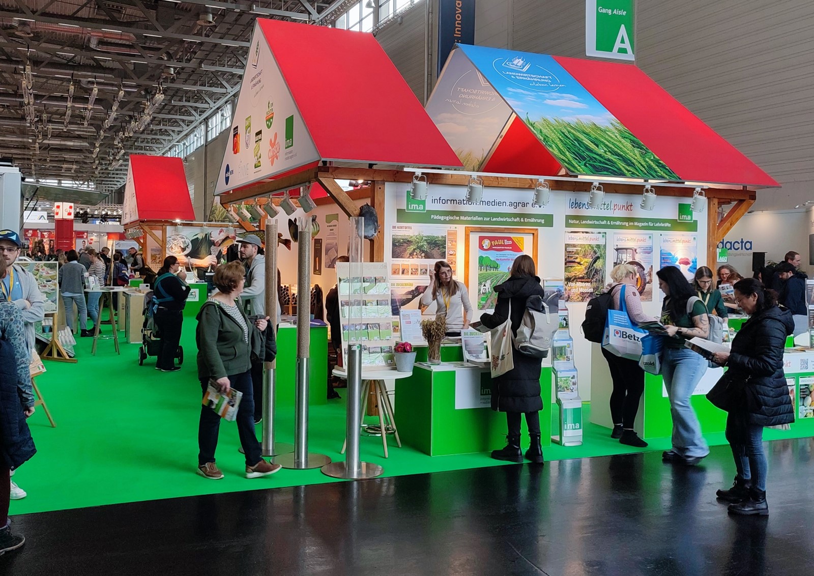 Bereits von weitem in der Messehalle zu sehen: Die typischen roten Giebelhäuser der Gemeinschaftsschau (Foto: i.m.a e.V.).