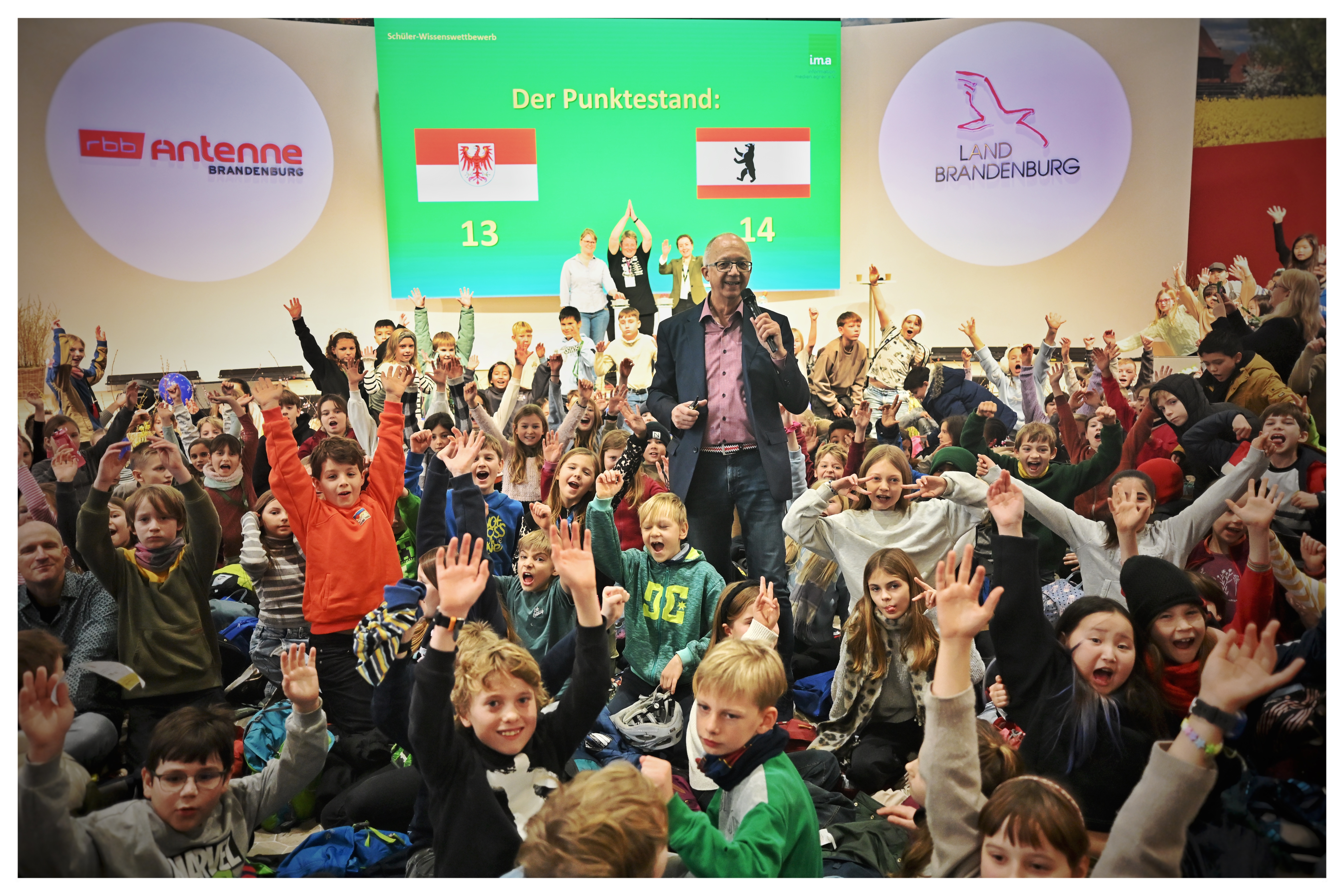 Begeisterung im Publikum: Moderator Bernd Schwintowski hat das Ergebnis beim Quiz verkündet (Foto: i.m.a e.V./Otto).