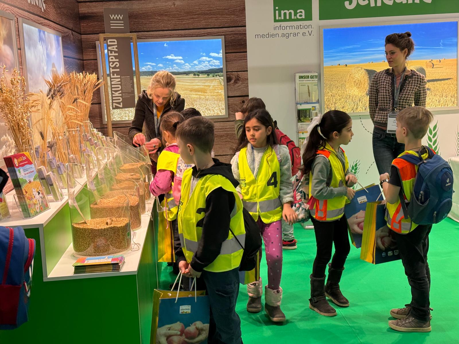 Lernen an der Getreidetheke: Auch ganz junge Besucher wollten die Rohstoffe für ihr Frühstücksbrot kennenlernen (Foto: i.m.a e.V.).