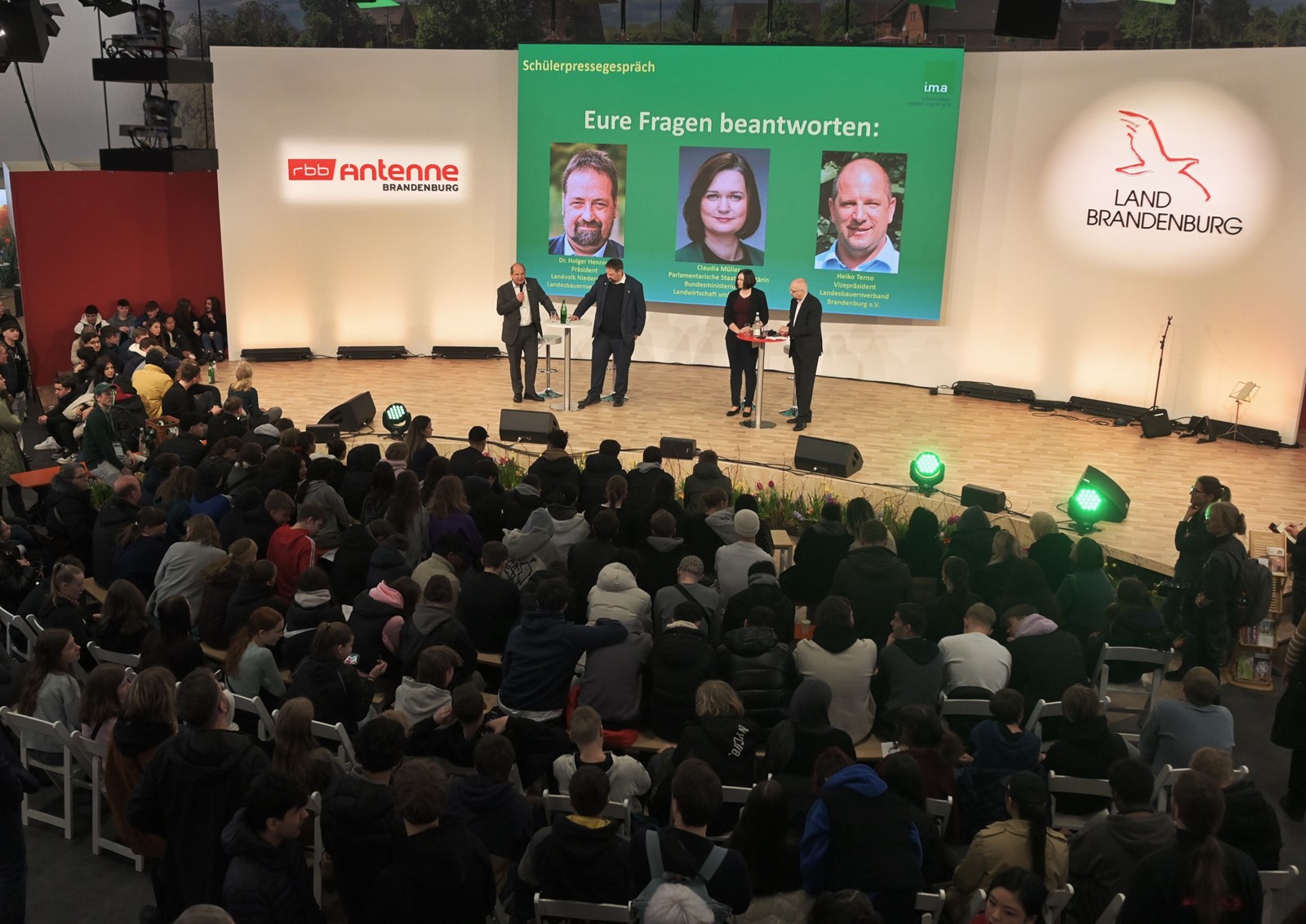 Volle Halle: Die i.m.a-Schülerpressekonferenzen stoßen regelmäßig auf großes Interesse (Foto: i.m.a/Otto).