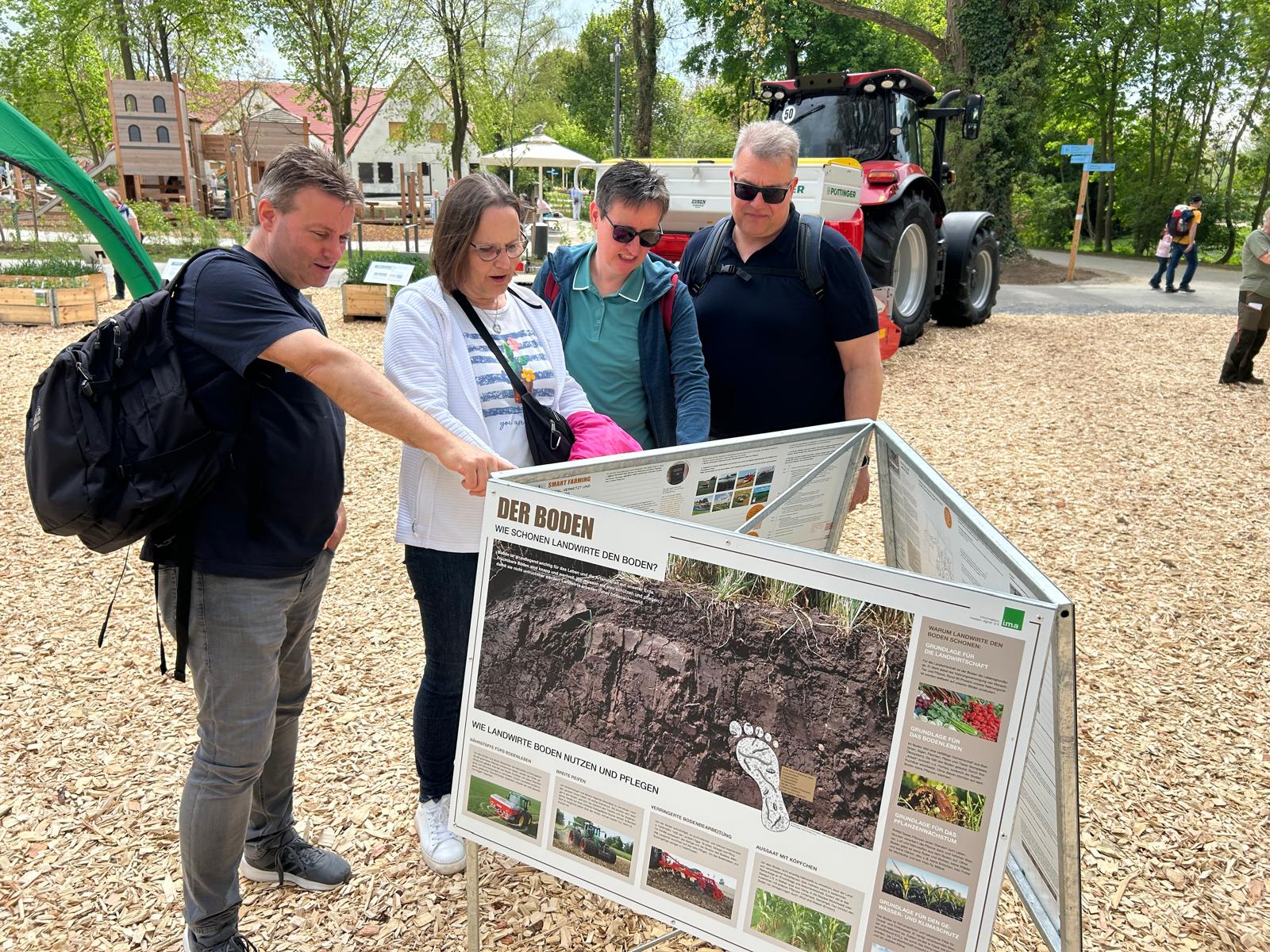 Im „Forum Landwirtschaft“ auf der Landesgartenchau: Besucher informieren sich über die landwirtschaftliche Themenvielfalt (Foto Karl Nacke).