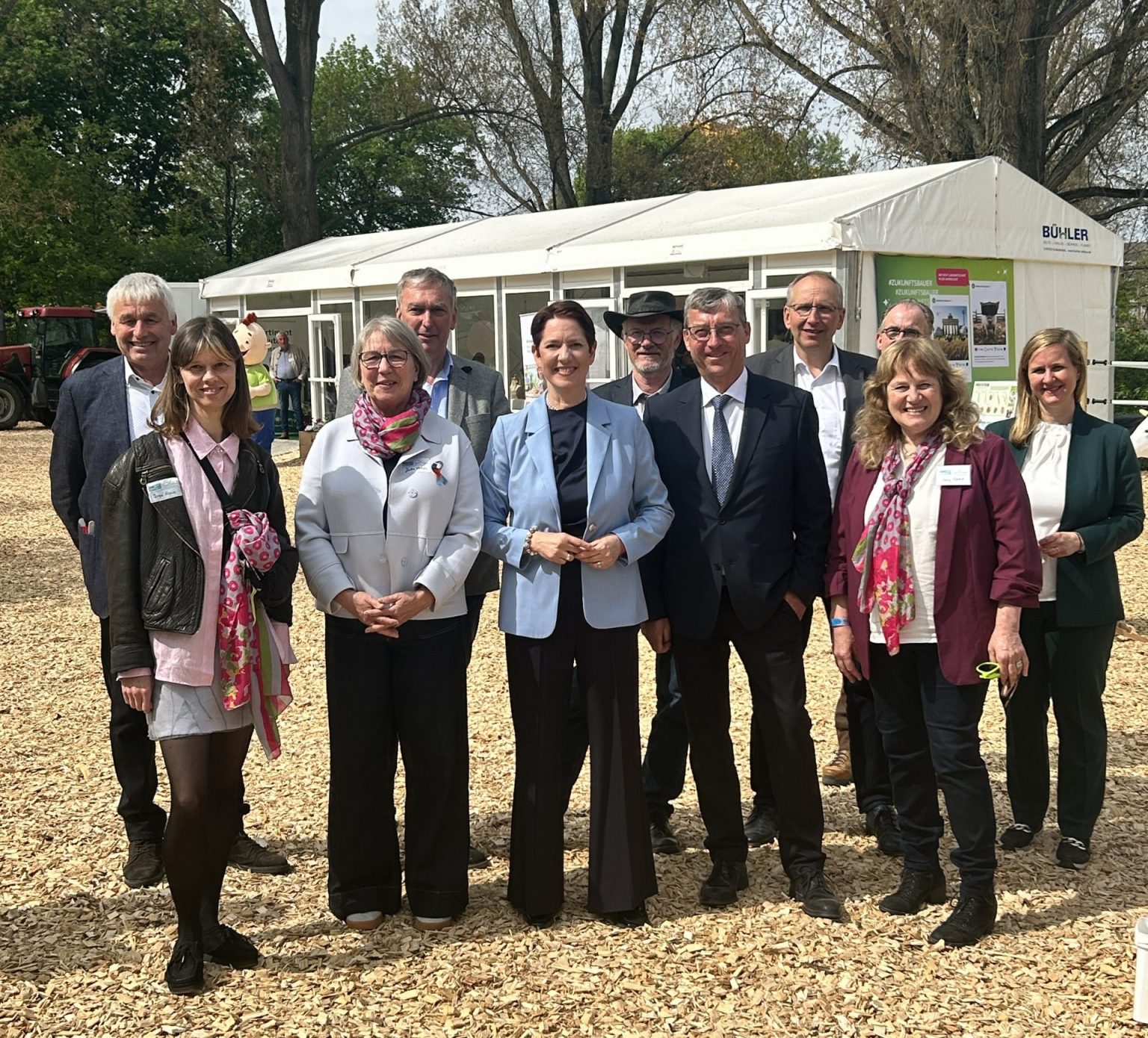 Sonderschau in der Gartenschau: NRW-Landwirtschaftsministerin Silke Gorißen (Mitte) und die Akteure des bäuerlichen Berufsstandes bei der Eröffnung vom „Forum Landwirtschaft“ (Foto RLV e.V.).