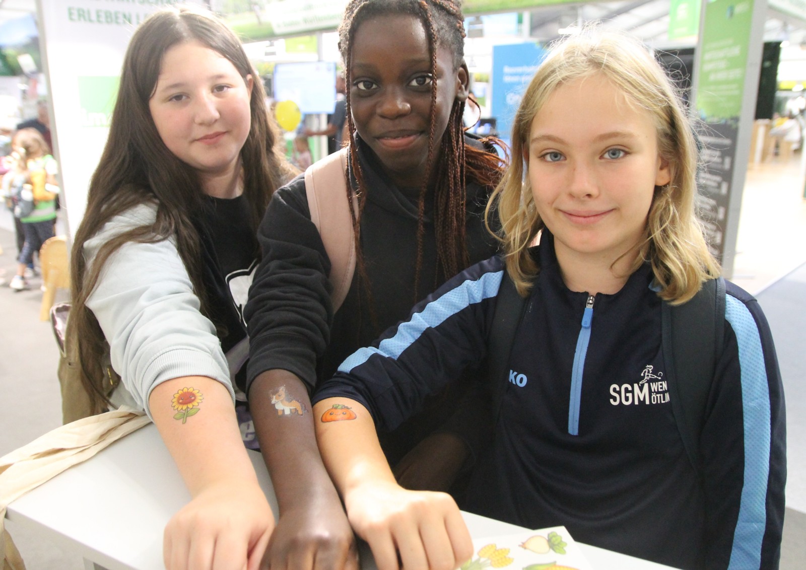 Hits bei den Kids: Die i.m.a-Tattoos mit landwirtschaftlichen Motiven waren heiß begehrt (Foto: i.m.a/Schwintowski).