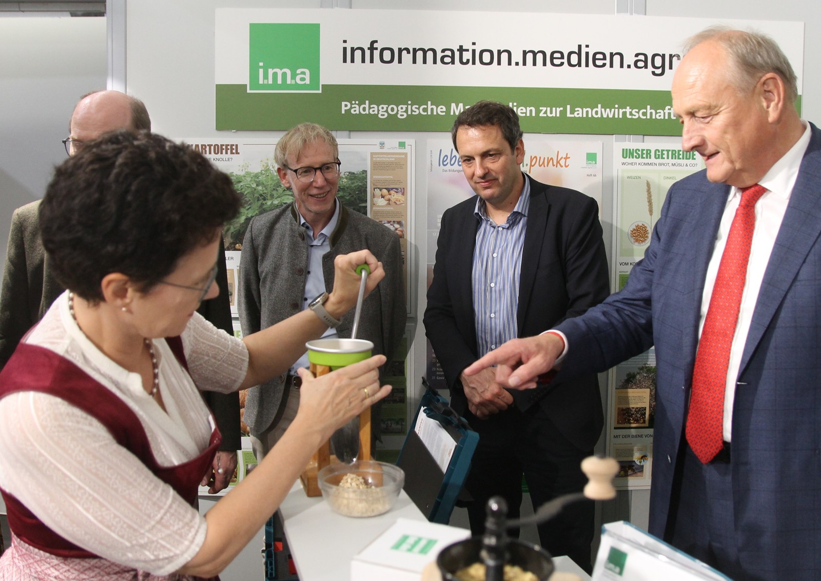 Baden-Württemberger unter sich: Landwirtschaftsministerin Marion Entges an der Haferquetsche und warnende Worte von Bauernpräsident Joachim Rukwied (Foto: i.m.a/Schwintowski).