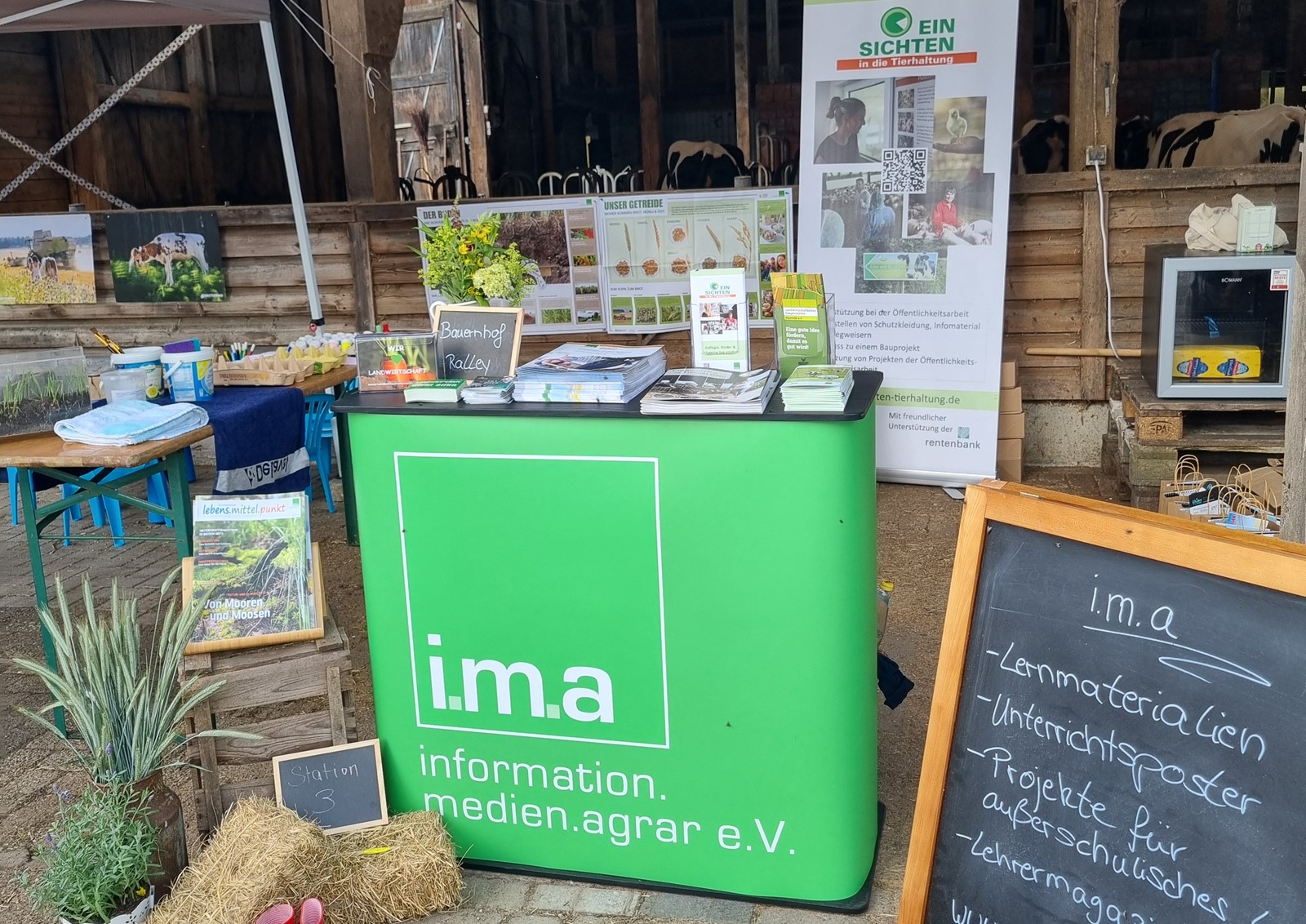 Bunte Themenvielfalt: Die Auswahl an Info- und Bildungsmaterialien am i.m.a-Stand ist immer groß.