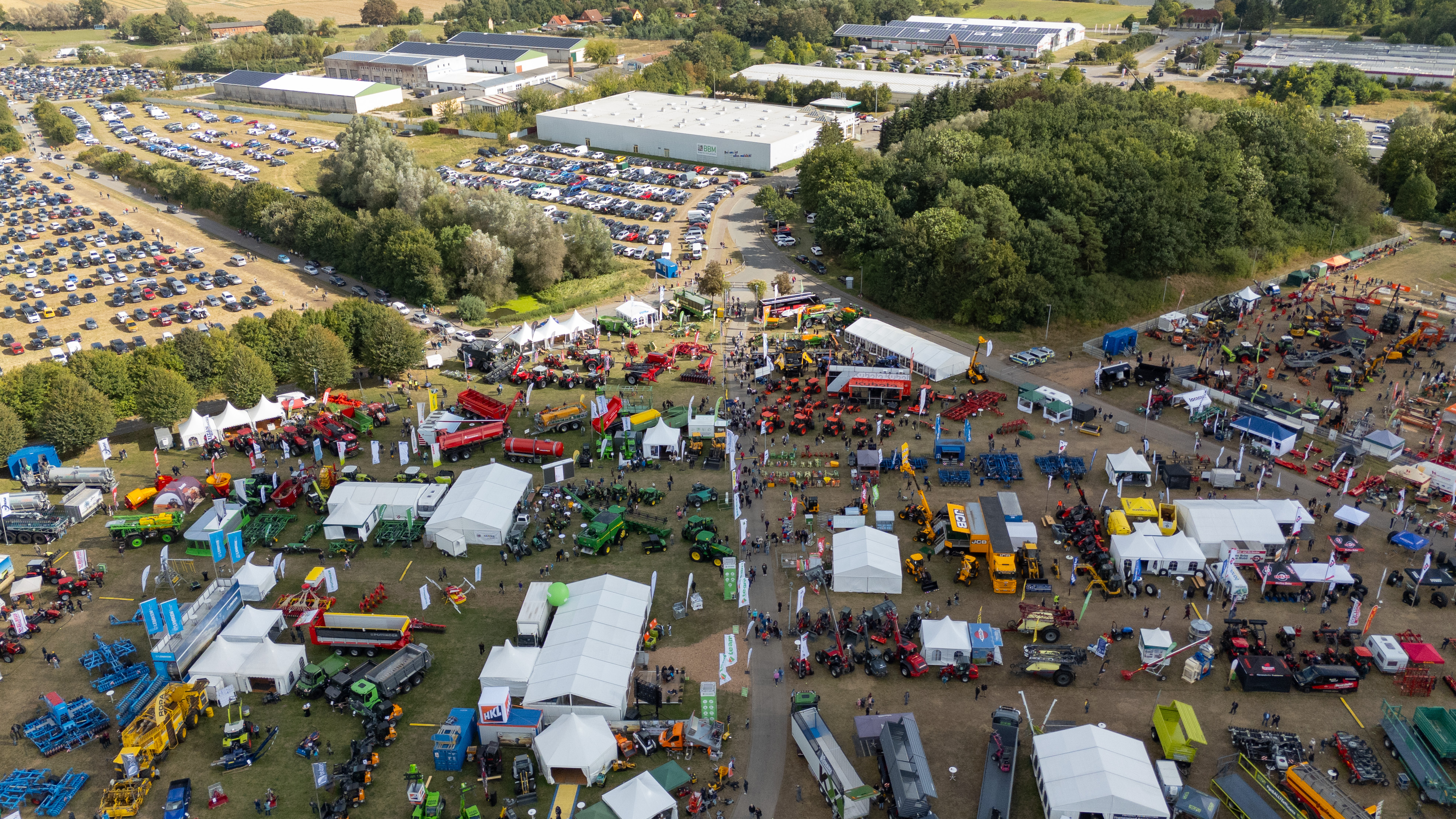 Das „Mela“-Gelände in Mühlengeez: Wenige Hallen und viel Freifläche bieten Platz für vielseitige Erlebnisse (Foto: MAZ Messe- und Ausstellungs­zentrum Mühlengeez GmbH).