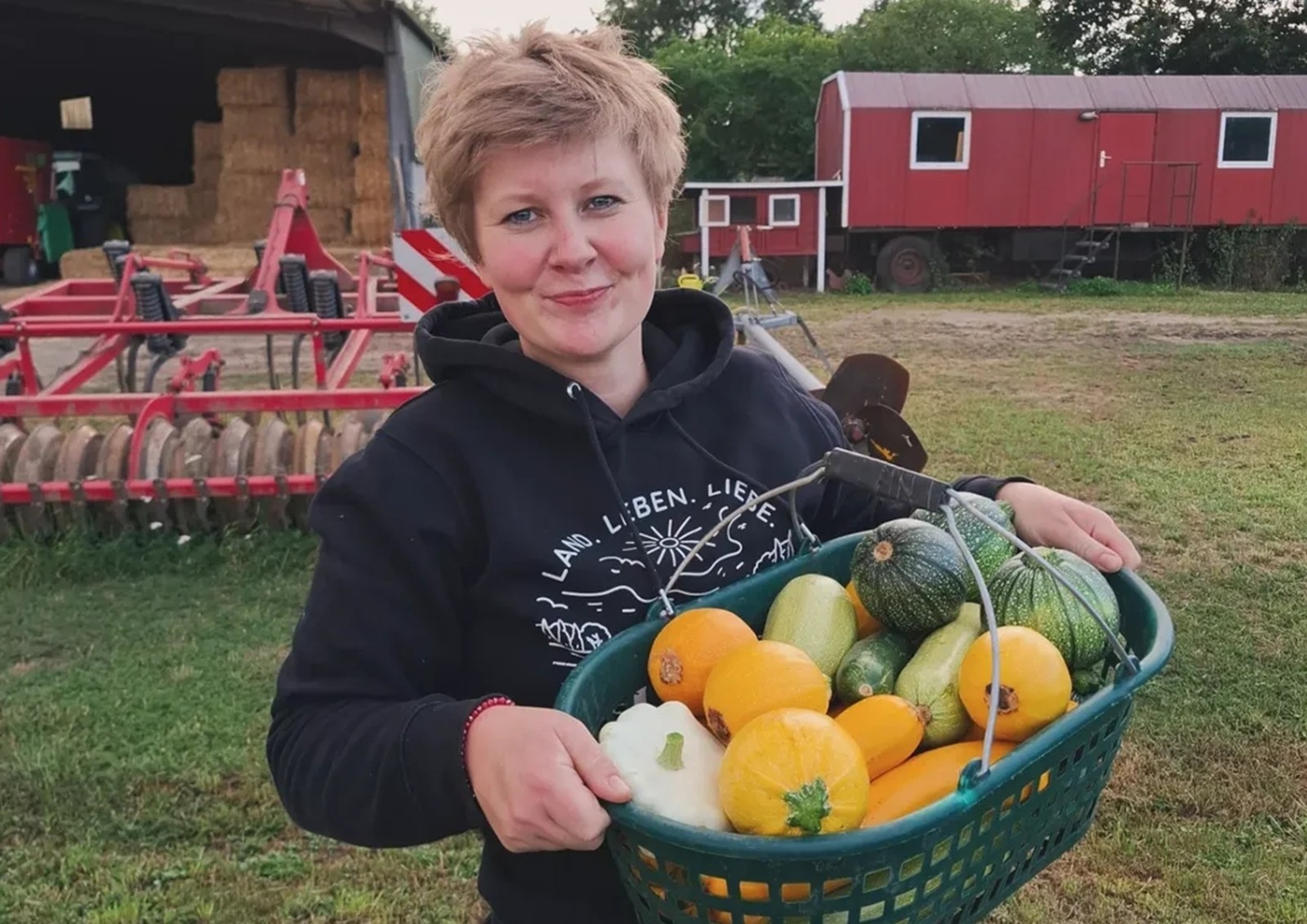 Charlotte Schlichting: Die Lübeckerin kennt bei der Arbeit auf dem Hof keine Ruhepause (Foto: privat).