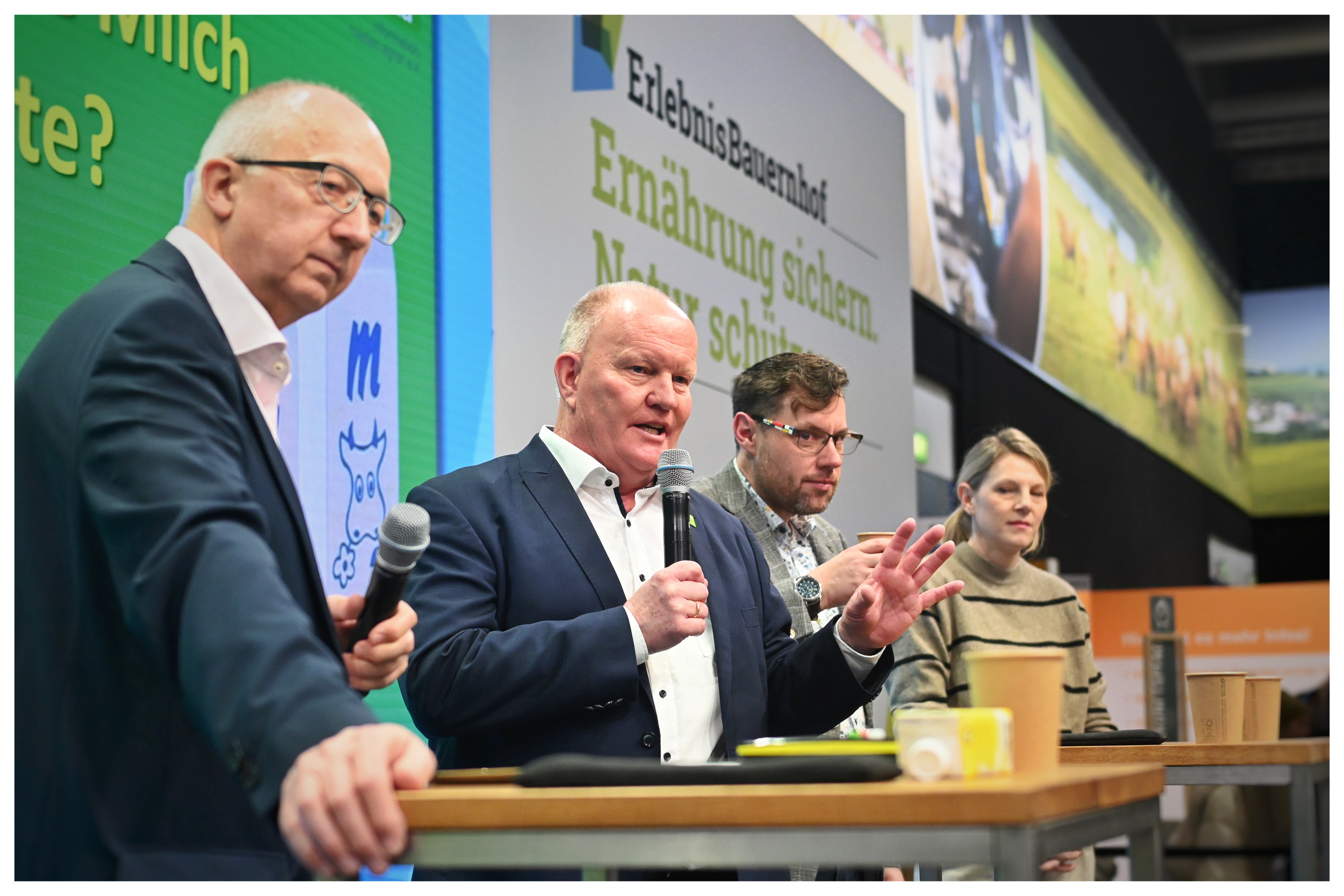 Experten auf der Bühne: Neben Moderator Bernd Schwintowski gaben Karsten Schmal, Dr. Jan-Hendrik Paduch und Dr. Yvonne Ilg Auskunft (Foto: i.m.a e.V./Otto).