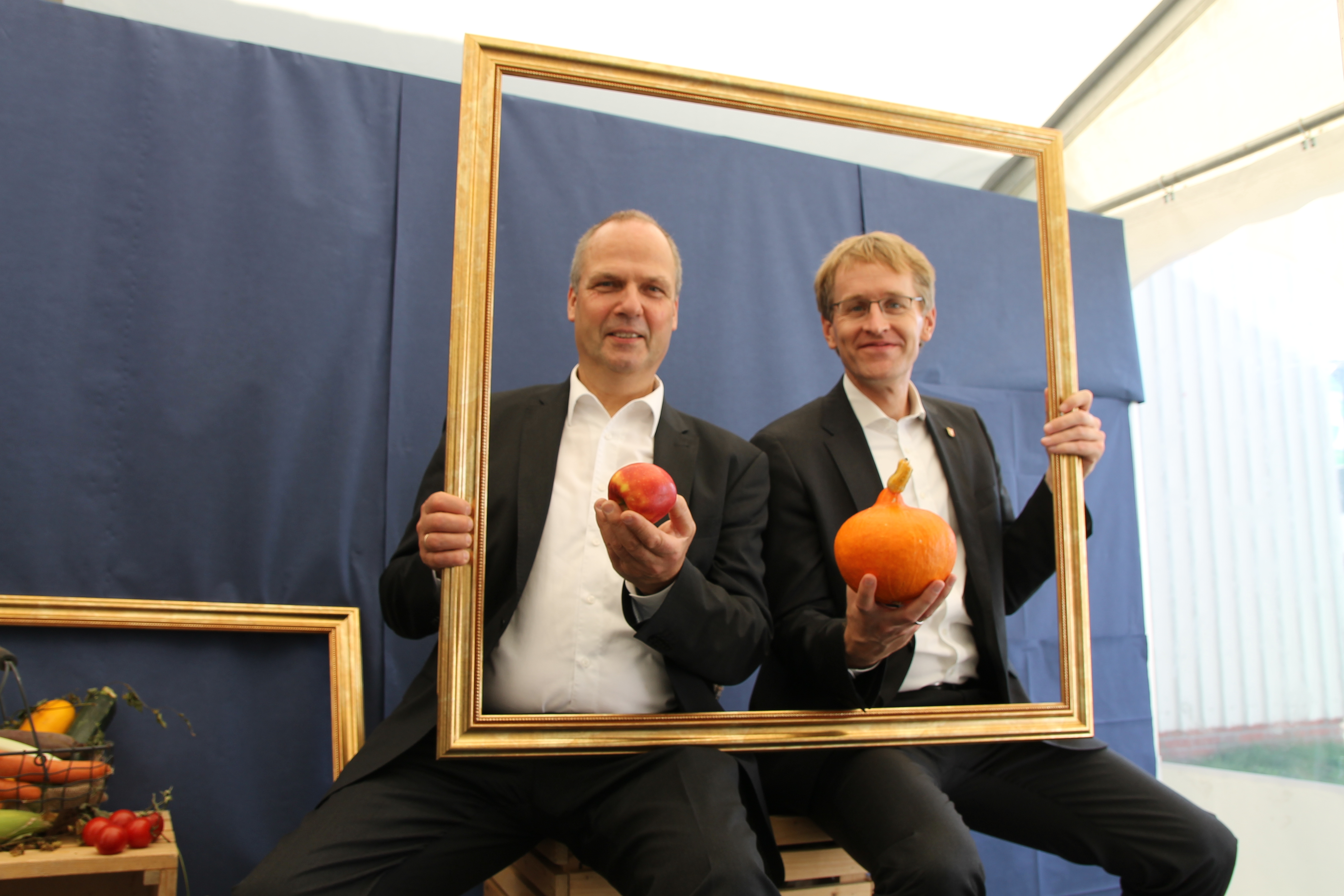 Mit der Landwirtschaft vertraut: Daniel Günther, Ministerpräsident von Schleswig-Holstein (rechts) und sein Landwirtschaftsminister Werner Schwarz (Foto: i.m.a e.V./Schwintowski).