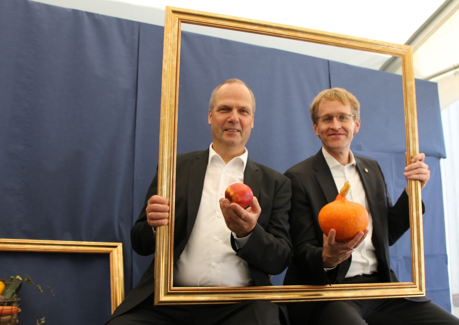 Passender Rahmen für die Bildungspatnerschaft: Landwirtschaftsminister Werner Schwarz (l.) und Ministerpräsident Daniel Günther (Schwintowski/i.m.a e.V.)..