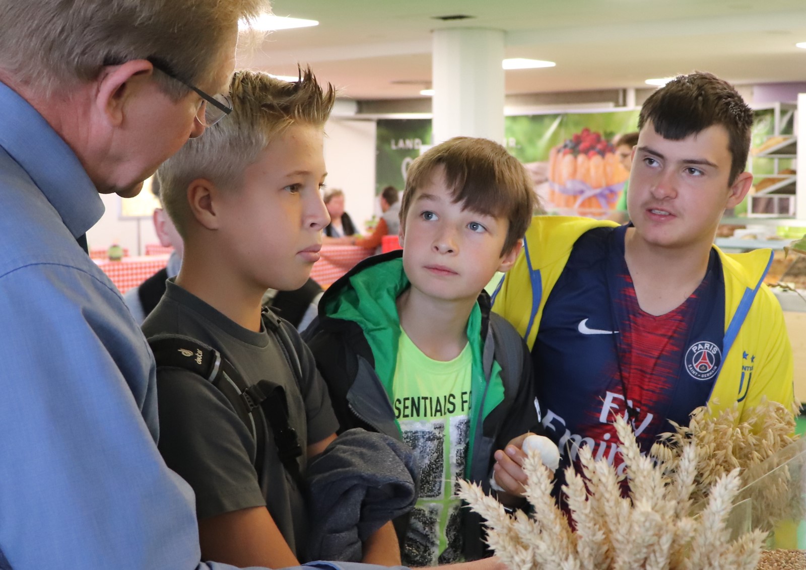 Bildungsoffensive in Stadt und Land: Praktiker erläutern Schülern die Arbeit in der Landwirtschaft (Schwintowski/i.m.a e.V.)..