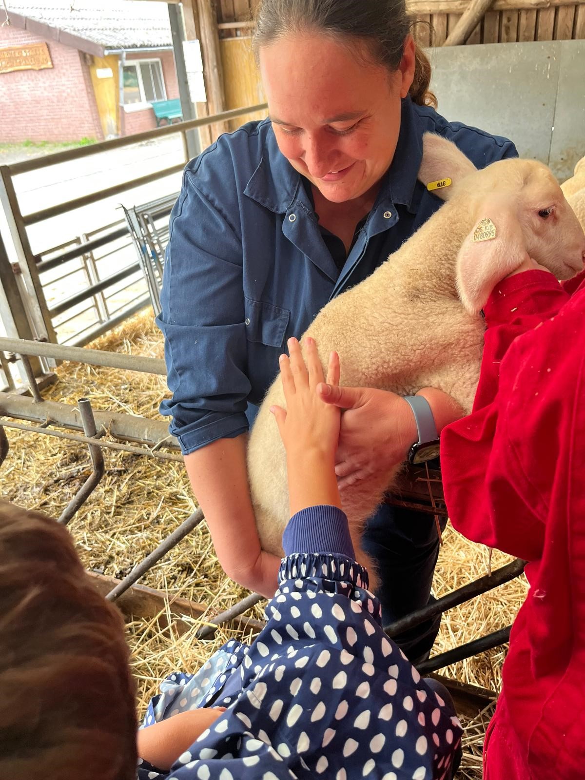 Stefanie Jung mit Lamm und Kindern