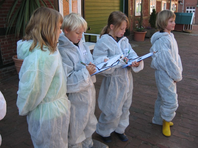 Die passen (auf): In den neuen Kinder-Overalls können sich die jungen Beobachter der Tierhaltung gut bewegen.