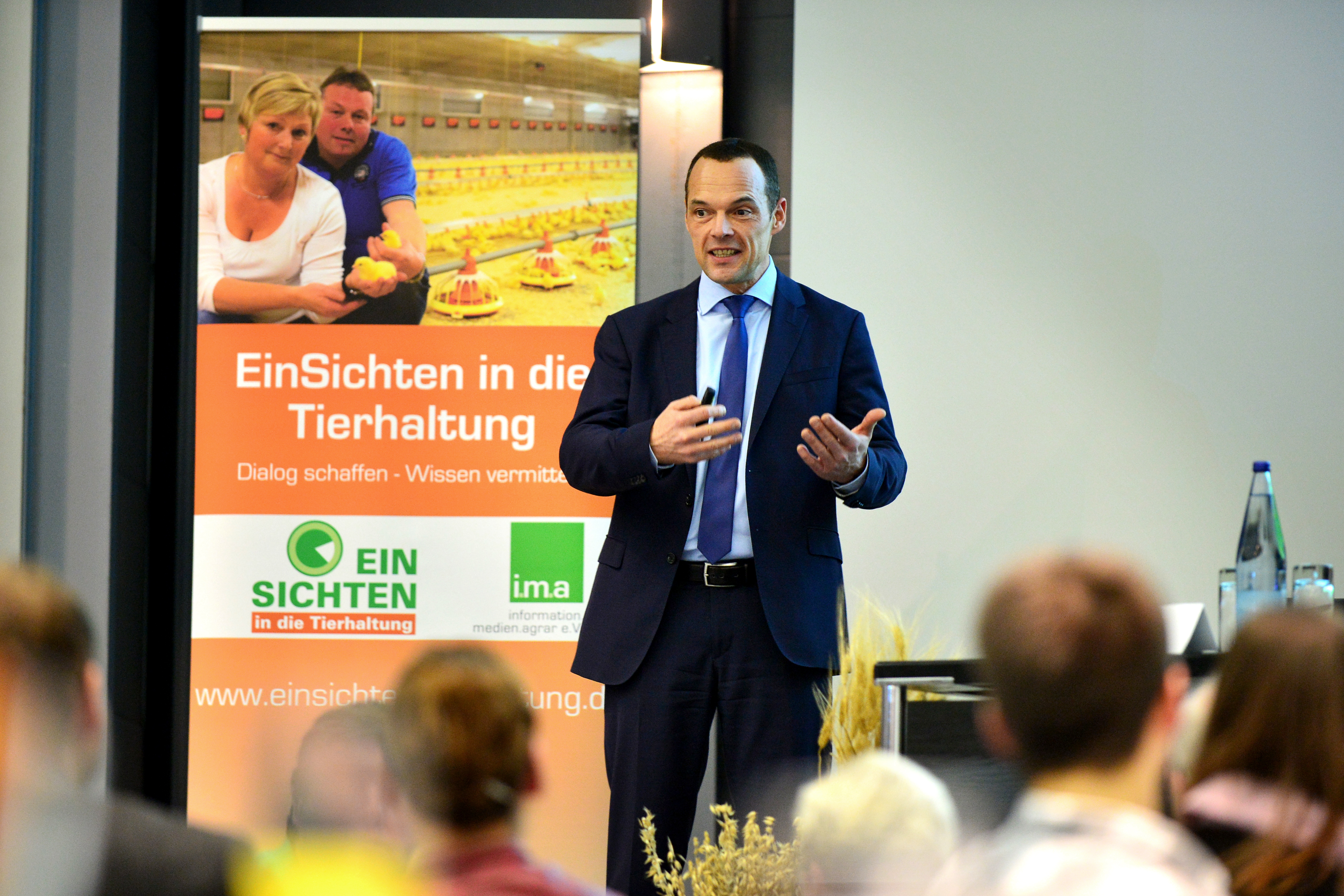 Netzwerken auf einer Tagung: Vortrag für die Teilnehmer der i.m.a-Transparenz-Initiative „EinSichten in die Tierhaltung“ .