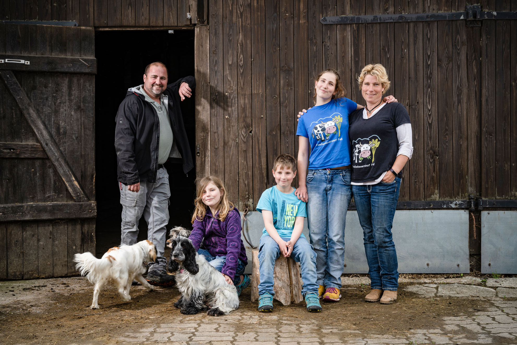 Familie Faß vor dem Hoftor