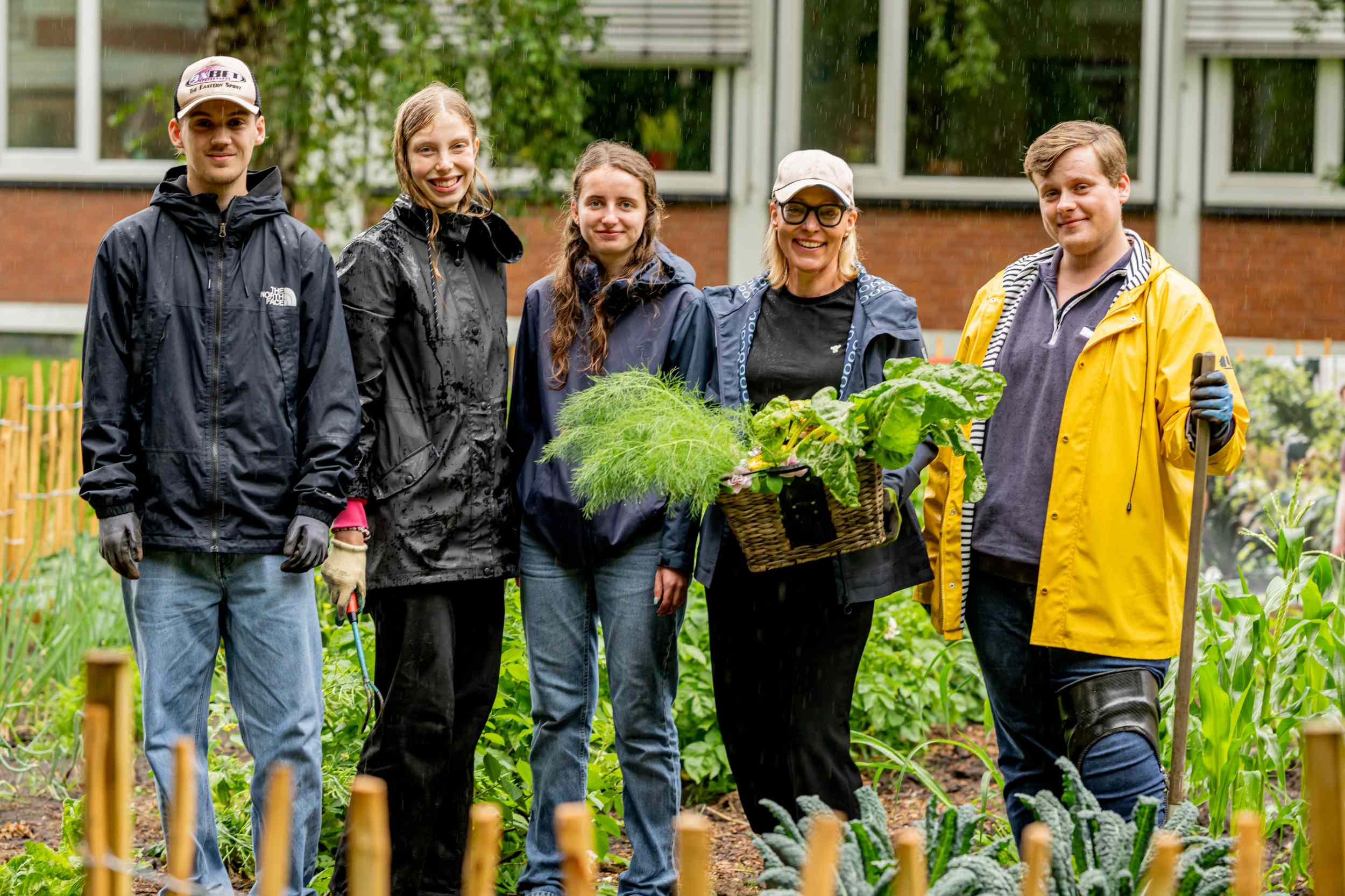 Reiche Ernte: Uni-Professorin Ines Oldenburg (Zweite v. r.) im Kreis ihrer Studierenden (Foto: Uni Oldenburg/Matthias Knust).