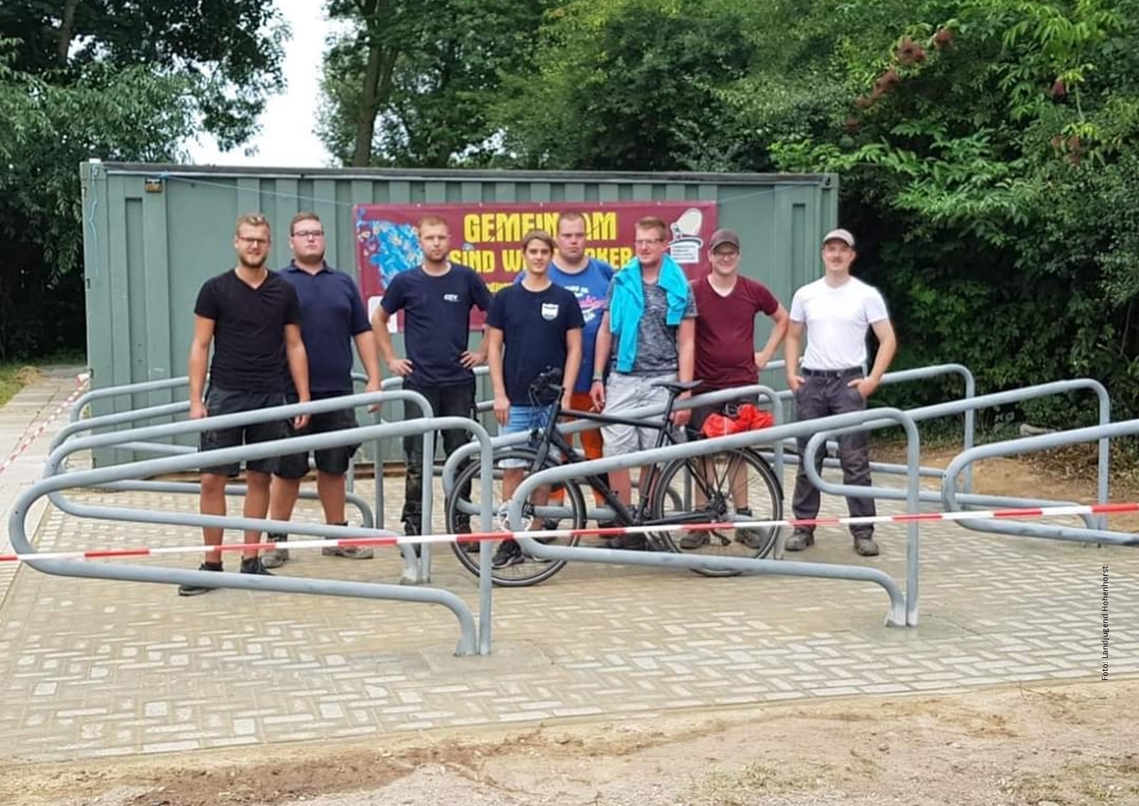 Vorbildliches Beispiel: Aus nicht mehr benötigten Liegeboxenbügeln eines Kuhstalls hatte die Landjugend Hohenhorst Fahrradständer gebaut (Foto: Landjugend Hohenhorst).