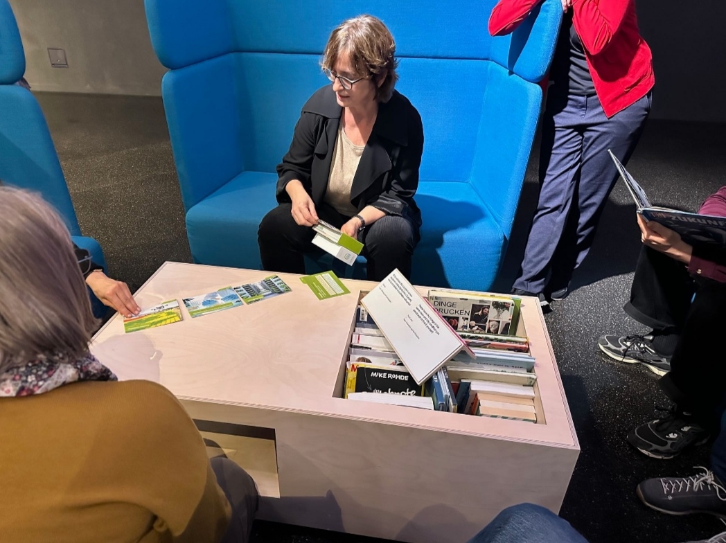 Planspiel im Futurium: Besuchern wird die i.m.a-Zukunftsbox Landwirtschaft vorgestellt (Foto: Heike Gruhl).