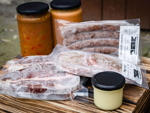 Wurstwaren, die im Hofladen verkauft werden