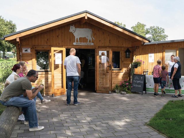 In der Eismanufaktur kann man das hofeigene Eis genießen