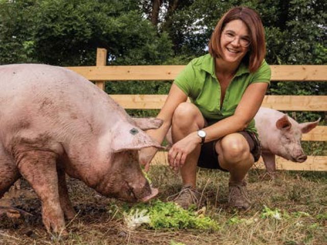 Petra Zentgraf versorgt mit ihrem Mann die Tiere